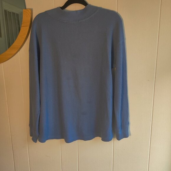Cotton Pullover in a Waffle weave fabric. Blue Grey Colorway V-neck with buttons - Picture 3 of 6